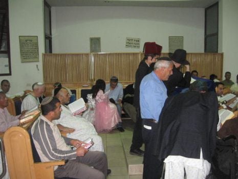קריאת המגילה בבית הכנסת במרכז רפואי קפלן