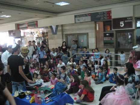 מופע להטוטן בחב"ד בקניון