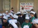 ילדי בית הספר בכור לוי באפיית מצות