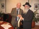 השליח הרב קסטל מביא מצא שמורה לראש העיר מר שוקי פורר