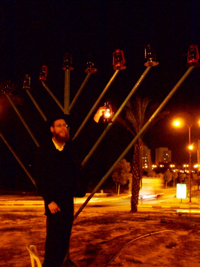 השליח משה טברדוביץ מדליק את החנוכיה בספורטק רחובות ההולנדית